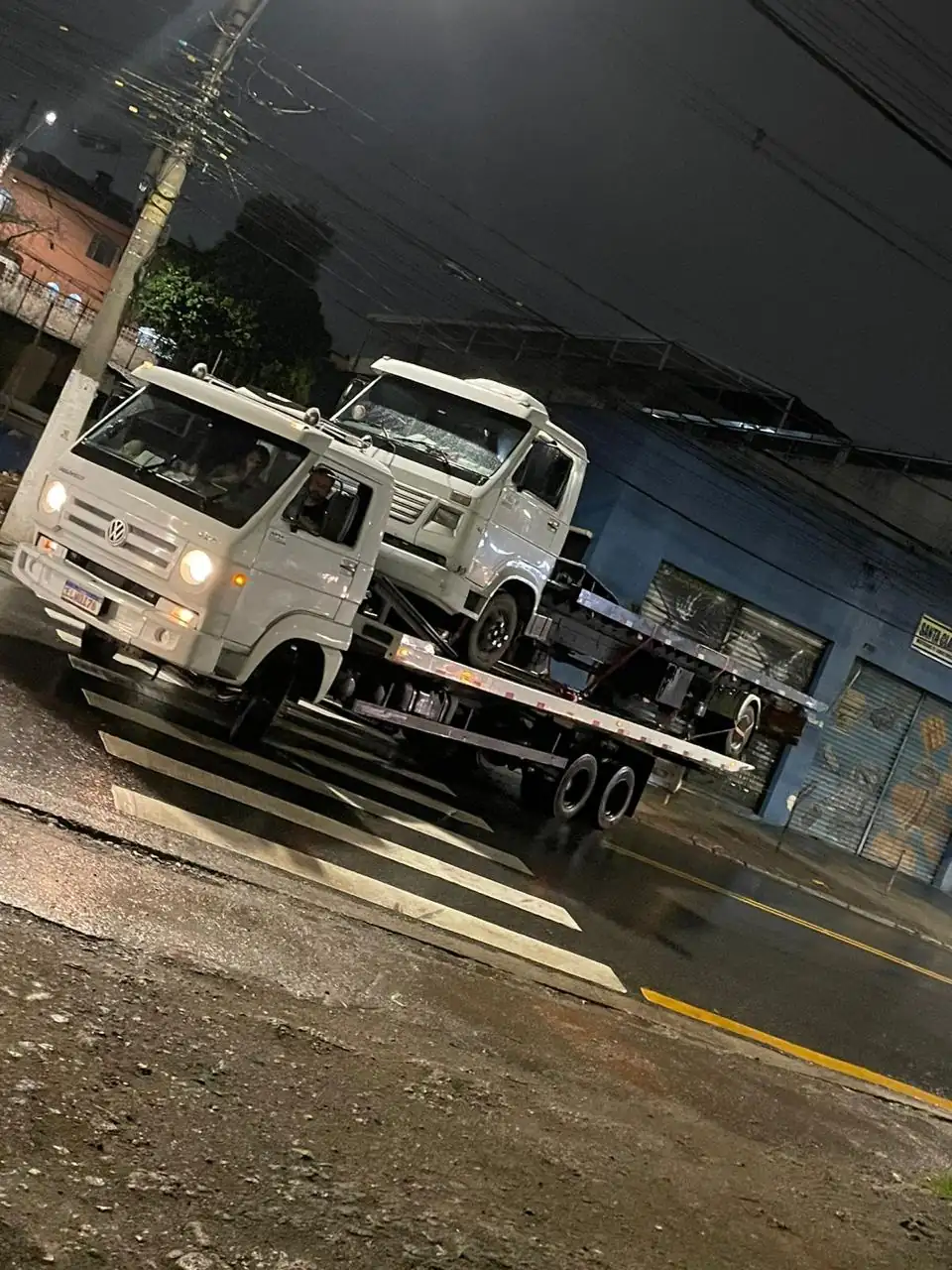 Transporte de caminhão Iveco Cargo em plataforma bitruck