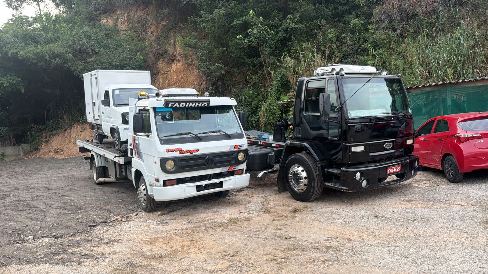 Plataforma bitruck transportando empilhadeira