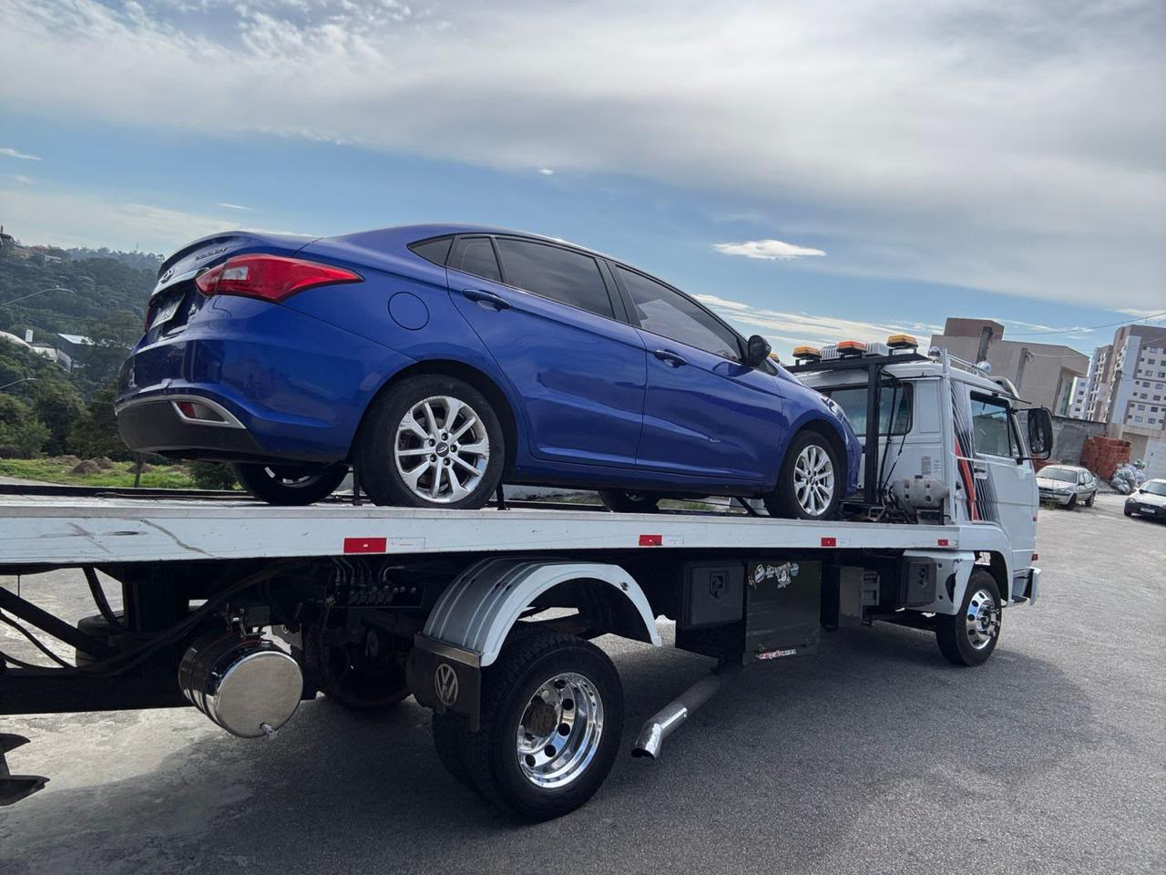 Plataforma de guincho Fabinho carregando carro
