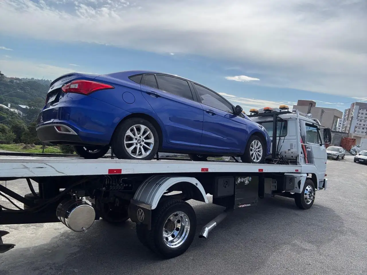 Plataforma de guincho Fabinho carregando carro