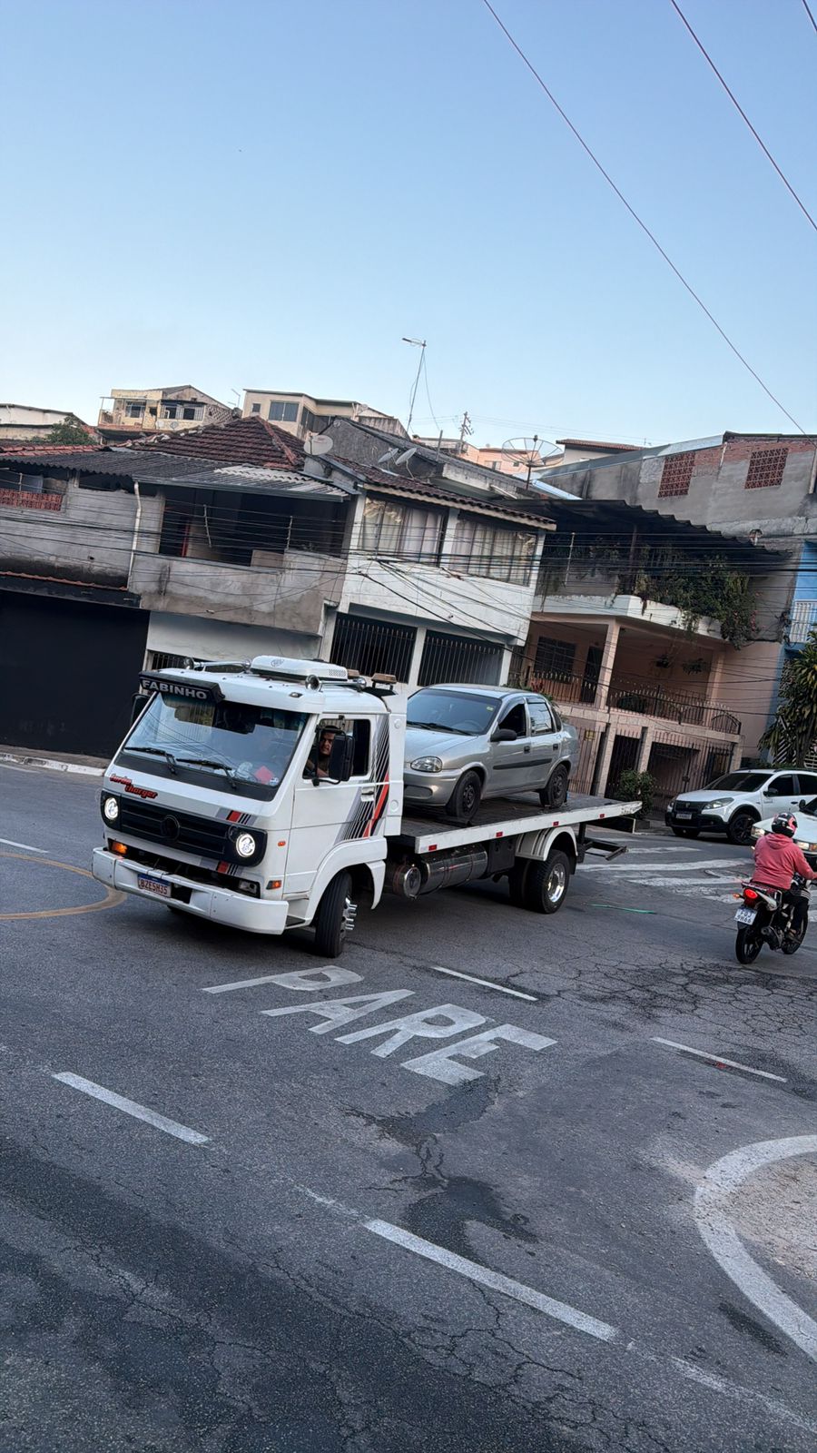 Carro transportado com segurança na plataforma do Fabinho