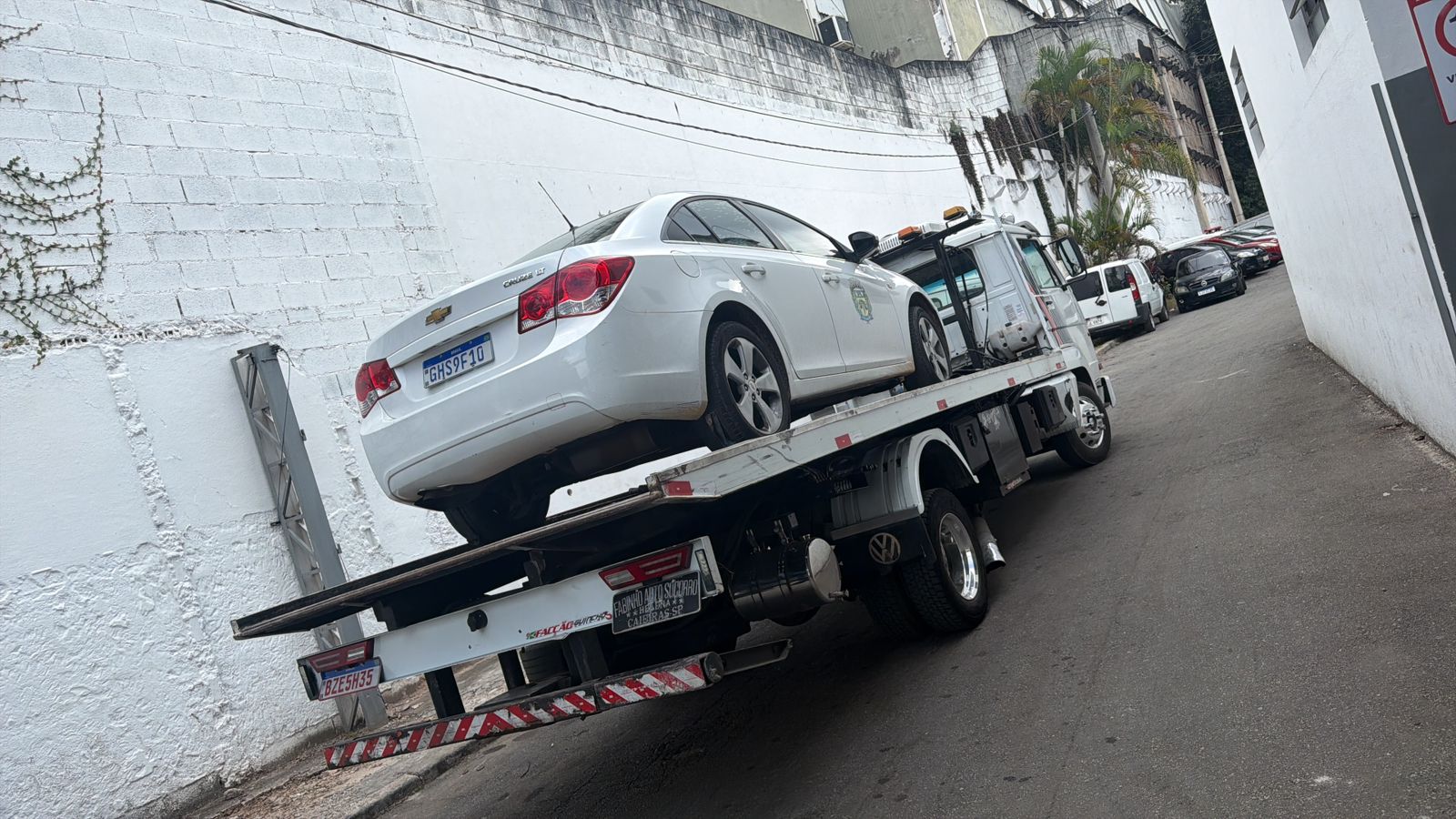 Guincho Fabinho rebocando Chevrolet Cruze em rua estreita