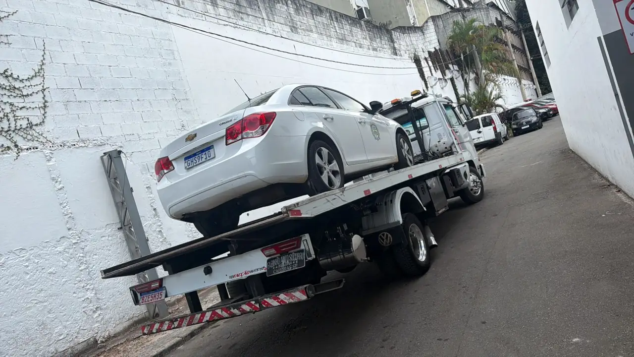 Guincho Fabinho rebocando Chevrolet Cruze em rua estreita