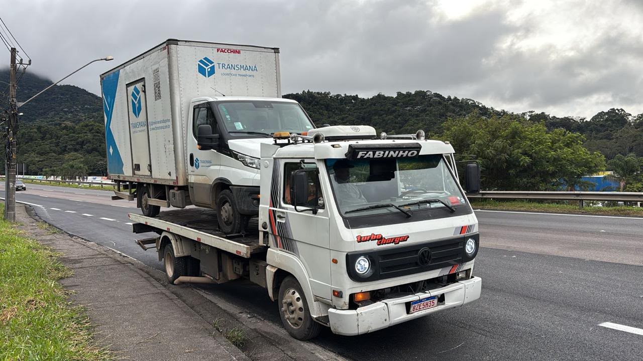 Guincho Fabinho rebocando Iveco Daily na rodovia