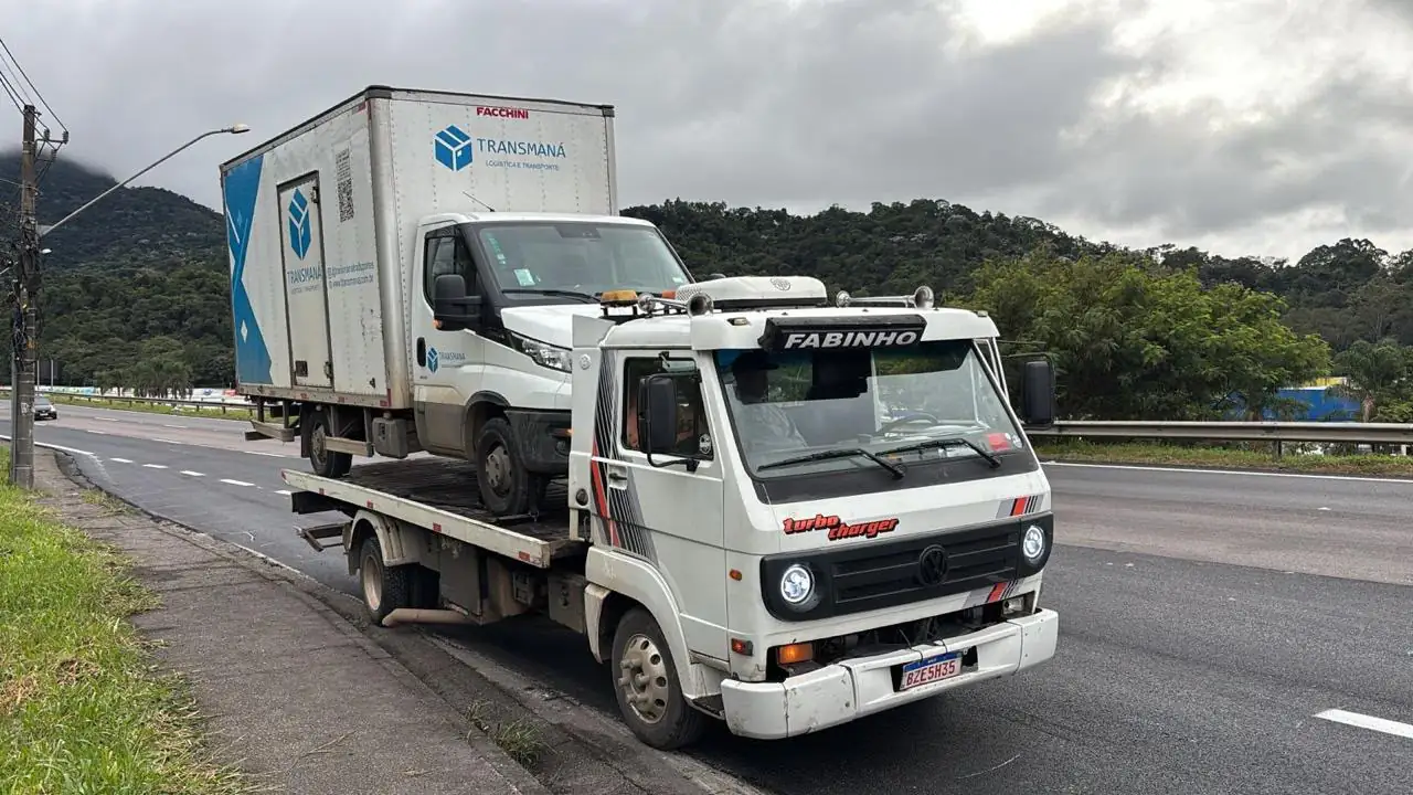 Guincho Fabinho rebocando Iveco Daily na rodovia