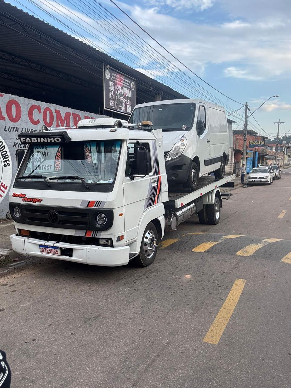 Guincho Fabinho rebocando Renault Master
