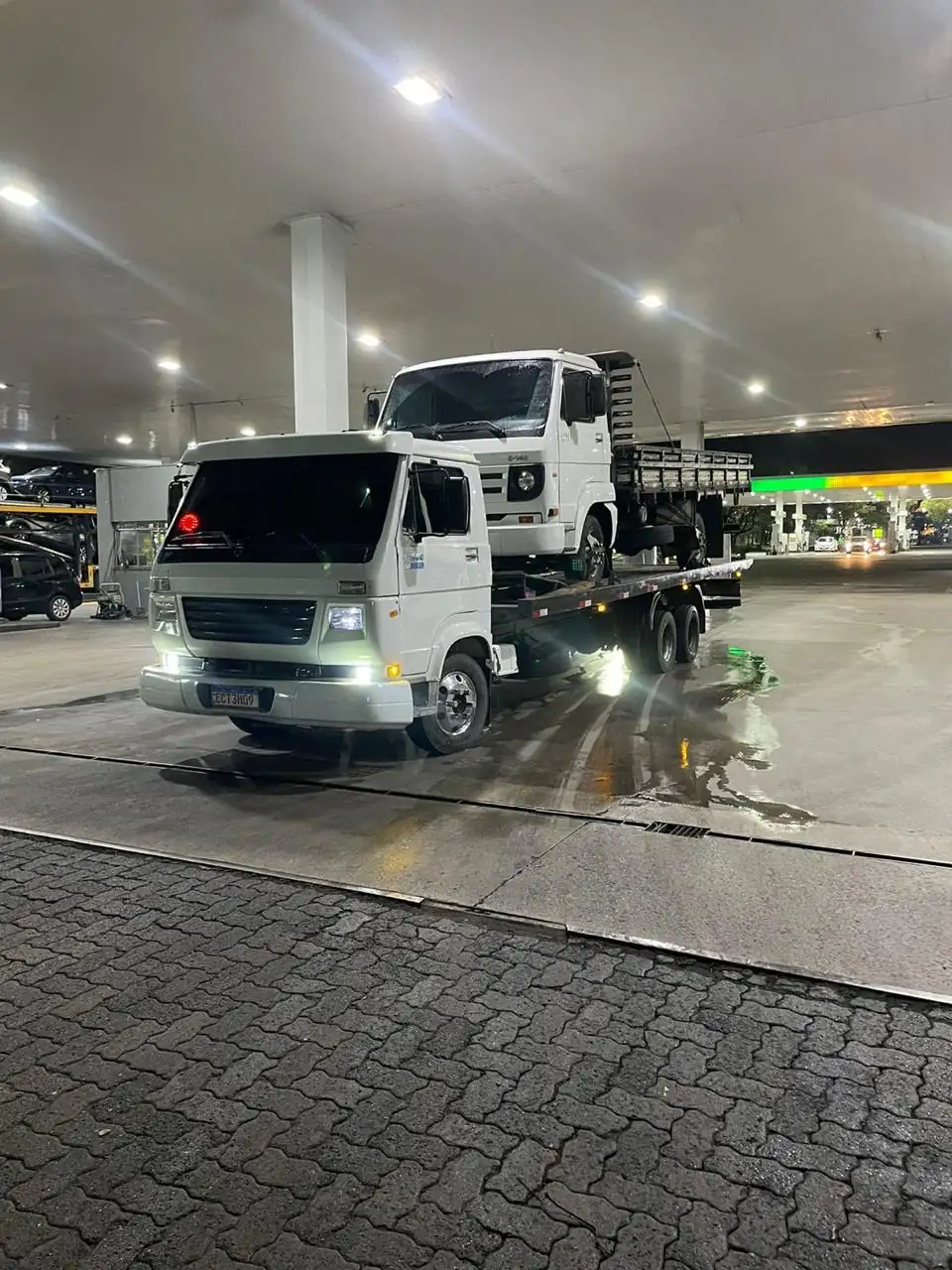 Resgate de caminhão Mercedes 1113 com guincho pesado