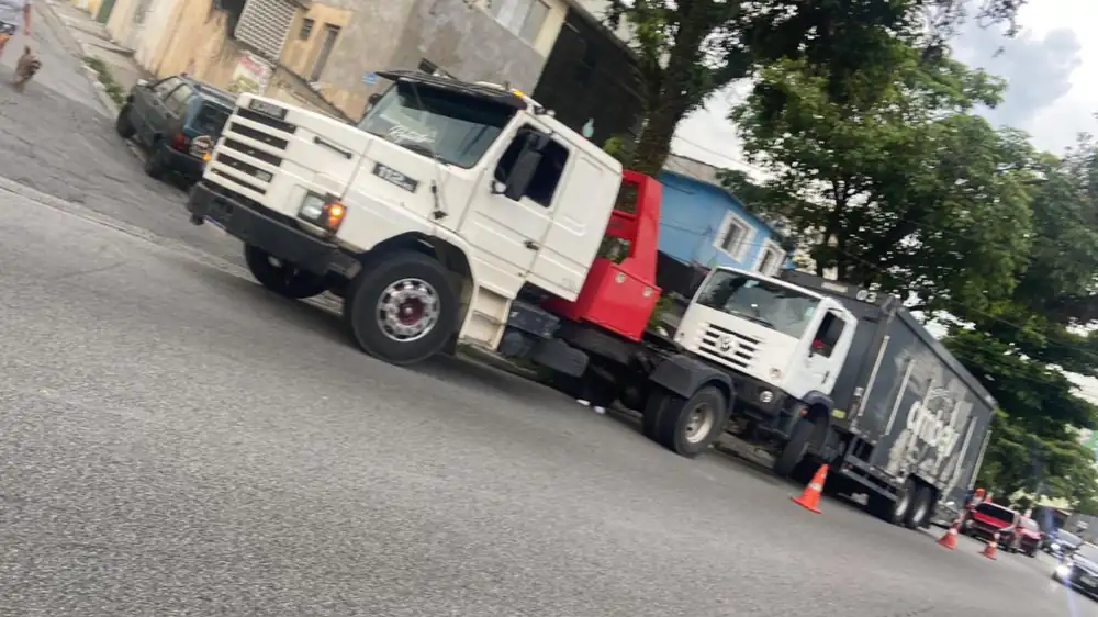 Guincho pesado rebocando Scania 112 e ônibus urbano