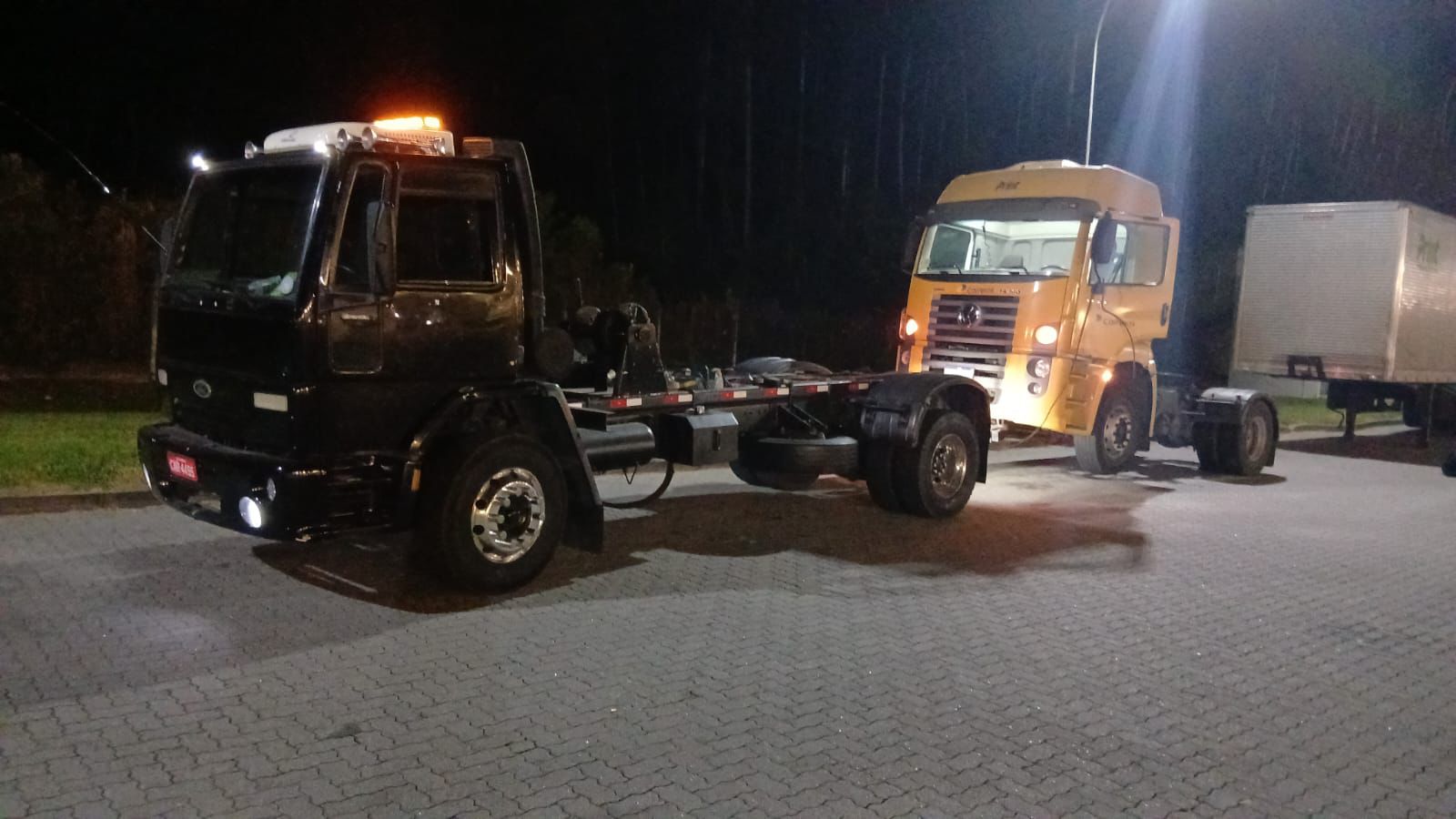 Caminhão guincho pesado do Fabinho com lança zero grau
