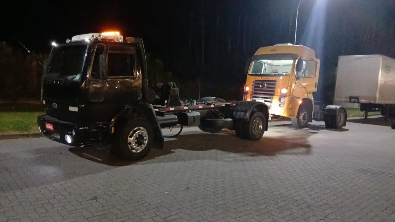 Caminhão guincho pesado do Fabinho com lança zero grau